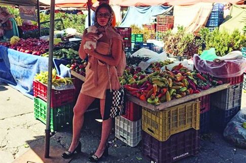 Της βγήκε ξινή η πόζα στις... πιπεριές