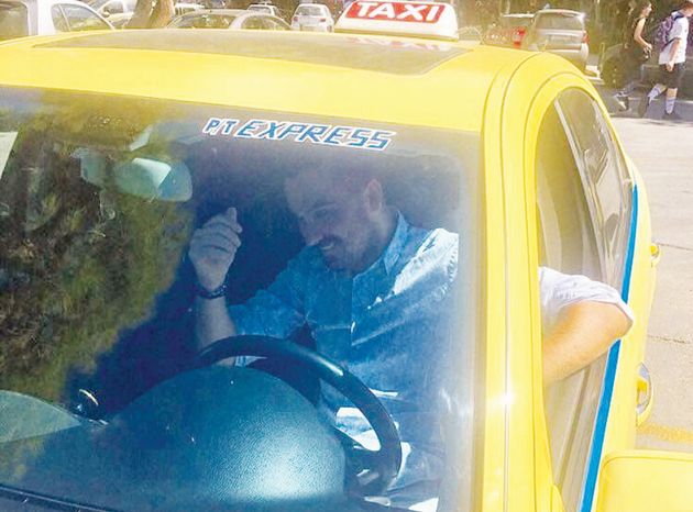 Ο Θανάσης Βασιλάκος σε στιγμιότυπο από τα γυρίσματα του video clip