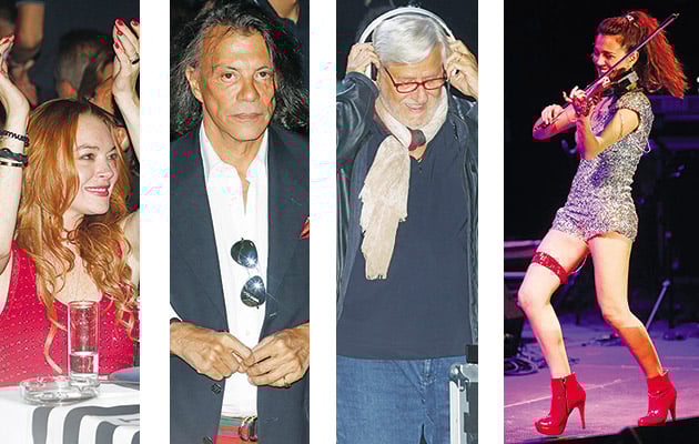 Από αριστερά: Λίντσεϊ Λόχαν, Ηλίας Ψινάκης, Κώστας Καίσαρης. Δεξιά: ΣΥΝΑΥΛΙΑ • Η αποκαλυπτική βιολονίστρια με την κόκκινη καλτσοδέτα