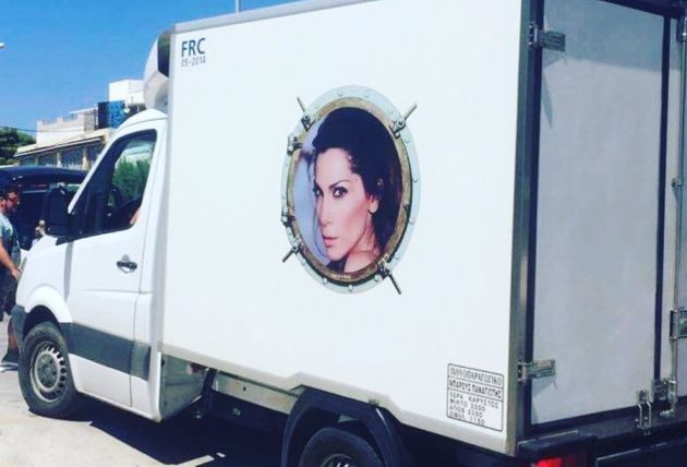 Η φωτογραφία της Δέσποινας Βανδή στο φορτηγό