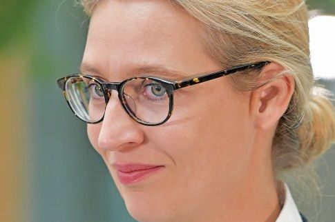 Η λεσβία (πρώην τραπεζίτης της Goldman Sachs) αρχηγός του AfD