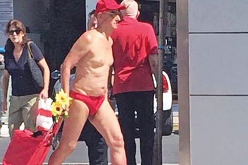 Βγήκε με το... μαγιό για ψώνια