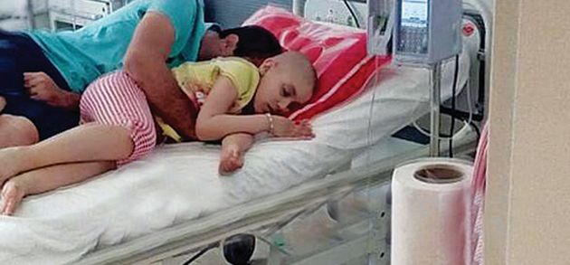 Ο πατέρας της μικρής Ευαγγελίας δίπλα στην κόρη του