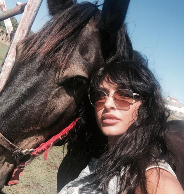 Η Ναυσικά δίπλα στο άλογο