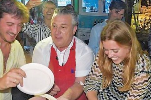 Η πριγκίπισσα Βεατρίκη έσπασε πιάτα και ξεσάλωσε σε ταβέρνα της Σύμης
