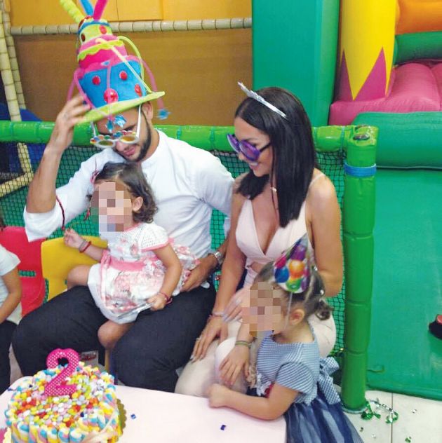 Παναγιώτης και Ζέτα ετοιμάζονται να κόψουν την τούρτα της μικρής Αφροδίτης