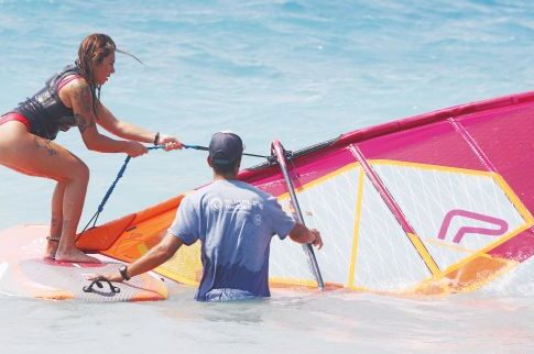 Στα ζόρια του wind surfing η Ευρυδίκη Βαλαβάνη