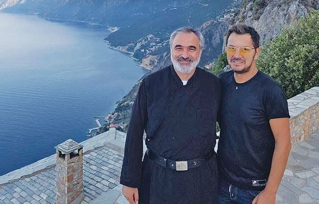 Οτραγουδιστής με τον πατέρα Αντώνιο