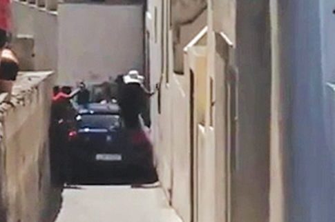 «Σφήνωσε» με το Ι.Χ. του σε σοκάκι της Σαντορίνης