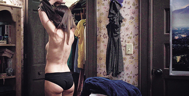 ΣΤΗΝ ΚΡΕΒΑΤΟΚΑΜΑΡΑ • Ημίγυμνη η Τζέσικα Μπίελ