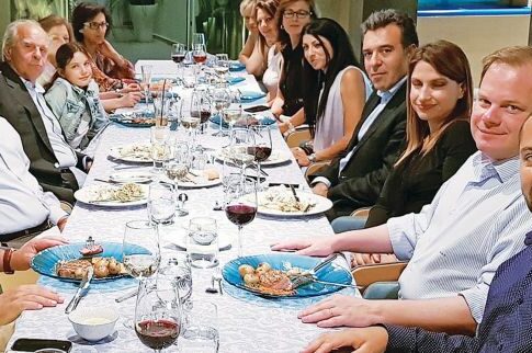 Ο 88χρονος Αχιλλέας Καραμανλής έκλεψε την παράσταση σε βαφτίσια
