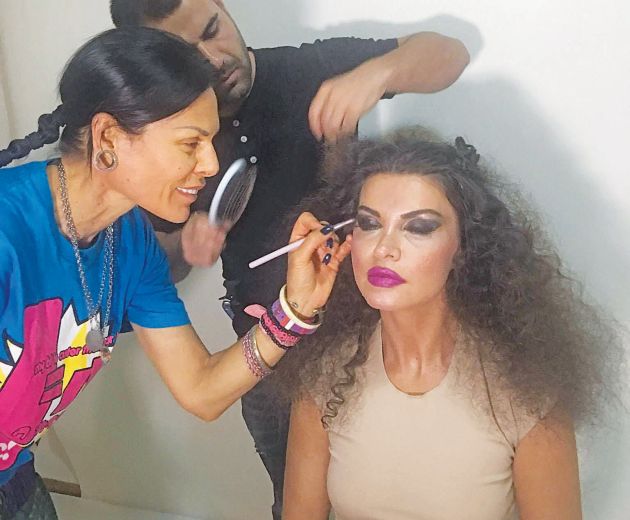 Η Νίνα δέχεται τις περιποιήσεις της make up artist Ελενας Ψωμά και του hair stylist Miro Miro