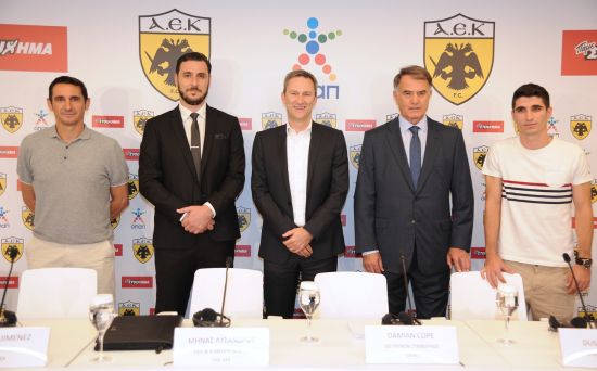 Μανόλο Χιμένεθ, Προπονητής ΠΑΕ ΑΕΚ, Μηνάς Λυσάνδρου, Διευθύνων Σύμβουλος & Α’ Αντιπρόεδρος ΠΑΕ ΑΕΚ, Ντάμιαν Κόουπ, Διευθύνων Σύμβουλος ΟΠΑΠ, Ντούσαν Μπάγεβιτς, Εκτελεστικός Διευθυντής ΠΑΕ ΑΕΚ, Πέτρος Μάνταλος, Αρχηγός Ομάδας ΑΕΚ