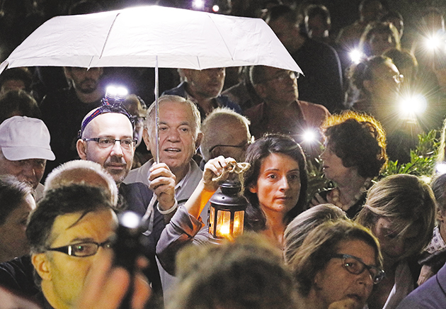 ΔΙΑΜΑΡΤΥΡΙΑ • Με φανάρια και φακούς οι κάτοικοι διαδηλώνουν στο Πεδίον του Αρεως