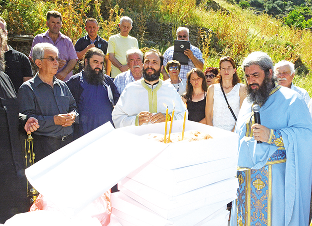 ΑΓΙΑΣΜΟΣ • Στο ξωκλήσι για τον άγιο Παΐσιο