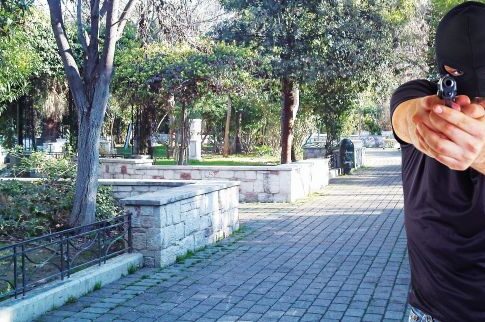 Η Αθήνα έγινε Σικάγο! Βροχή από σφαίρες για τα μάτια μιας γυναίκας