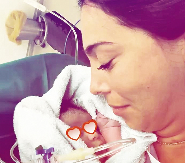 ΜΩΡΟ • Η Ολυμπία Χοψονίδου με την κόρη της στο μαιευτήριο. Μικρή φωτό: Mε τον Βασίλη Σπανούλη