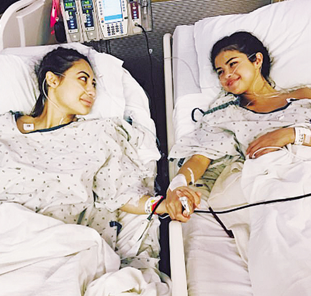 ΜΕΤΑ ΤΟ ΧΕΙΡΟΥΡΓΕΙΟ • Η τραγουδίστρια (δεξιά) με την φίλη της