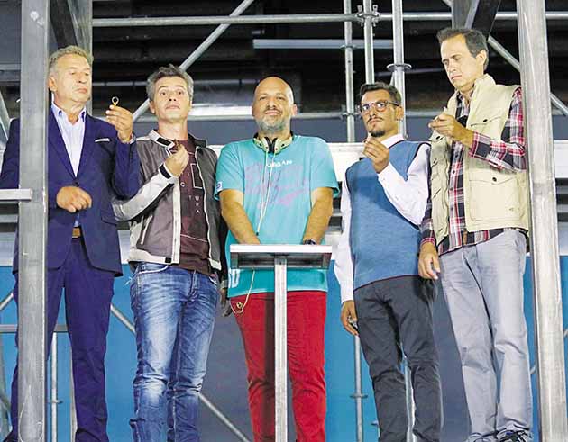 «Κάτι χωρισμένα παλικάρια» • Οι πρωταγωνιστές: Κώστας Κόκλας, Μάριος Αθανασίου, Νίκος Μουτσινάς, Σταύρος Σβήγκος, Σπύρος Πούλης