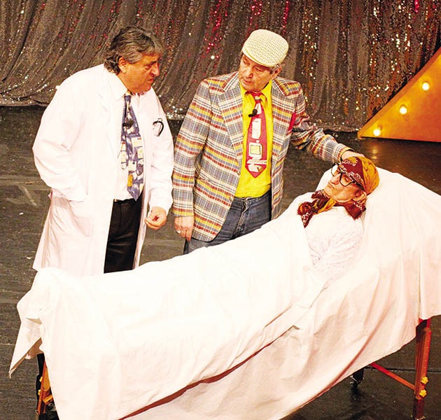 Επιθεώρηση • Με τον Μιχάλη Μόσιο και τον αξέχαστο Στάθη Ψάλτη στην επιθεώρηση «Δεν έχουν Τσίπρα πάνω τους»