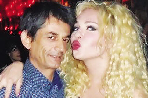 Ο Καρανίκας σε σόου με τρανσέξουαλ