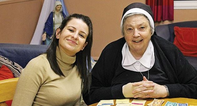 Πασαρέλα, μουσική, τένις, μέχρι και μονόπολη παίζουν τα πέντε party girls μέσα στο μοναστήρι με τις καλόγριες