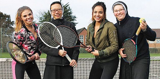Πασαρέλα, μουσική, τένις, μέχρι και μονόπολη παίζουν τα πέντε party girls μέσα στο μοναστήρι με τις καλόγριες