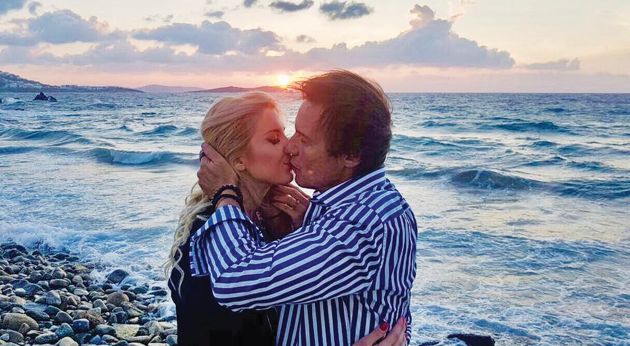 Ο Στράτος Τζώρτζογλου και η Σοφία Μαριόλα στη Μύκονο