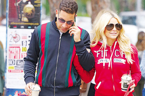 Ζοζεφίν και Μιχαήλ με casual look στη Γλυφάδα