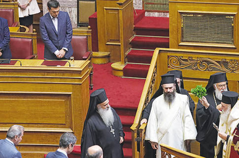 Ούτε ένας υπουργός δεν έκανε τον σταυρό του στον αγιασμό!