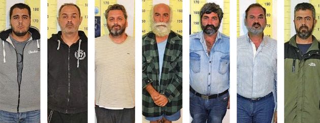 ΚΑΤΗΓΟΡΟΥΜΕΝΟΙ Από αριστερά: Ελευθέριος Γλυνιαδάκης, Βασίλης Γρηγοριάδης, Εμμανουήλ Κλάδος, Χρήστος Παντρεμένος, Σταμάτης Πολάκης, Εμμανουήλ Πολομαρκάκης, Εμμανουήλ Σταγογιάννης