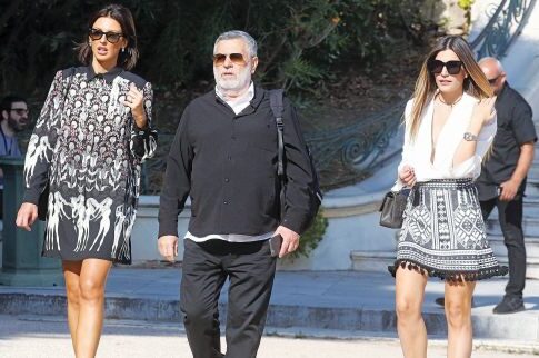 Δύο κουκλάρες της πασαρέλας έβαλαν στη μέση τον σχεδιαστή
