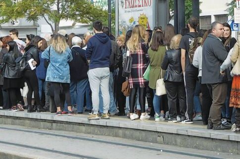 «Ουρές» και πάνω από τρεις ώρες αναμονή για τη νέα ηλεκτρονική κάρτα