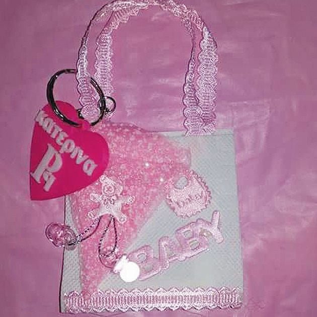 Το μπρελόκ με τα αρχικά του τραγουδιστή