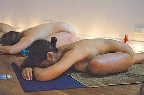Naked yoga: Ανανέωση με γυμνή γιόγκα