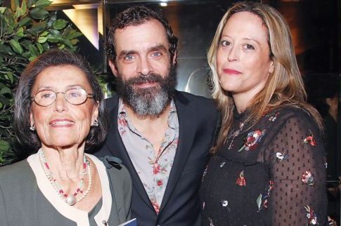 Ευτυχής... ρακοσυλλέκτης ανάμεσα σε μαμά και αδερφή