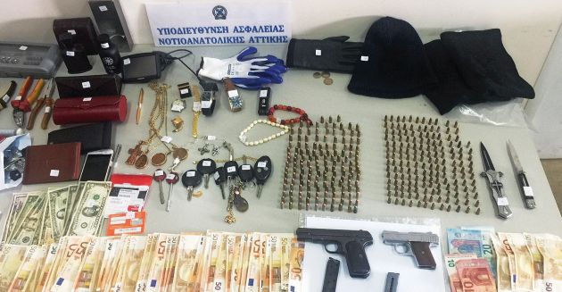 Τα κλοπιμαία, τα όπλα και τα χρήματα που βρέθηκαν στην κατοχή της σπείρας
