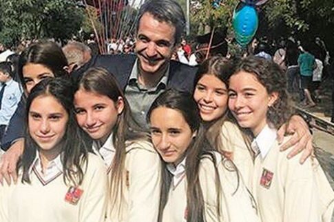 Ο «χαζομπαμπάς» Κυριάκος και η γραβάτα του Γιάννη Μπαλάφα!