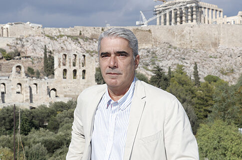 Σίμος Κεδίκογλου: Μόνος στο σπίτι με... μια «σατανική» αρκούδα!