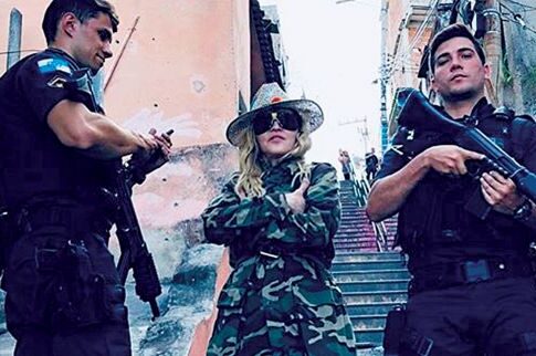 Προκλητική Μαντόνα με φόντο φαβέλες στο Ρίο