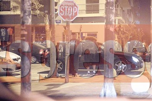 Ανήλικοι ψωνίζονται στον δρόμο για μια χούφτα ευρώ