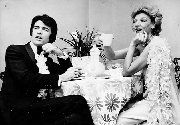 ΧΑΜΟΓΕΛΟ • Με τη μεγάλη κυρία του θεάτρου Μάρω Κοντού