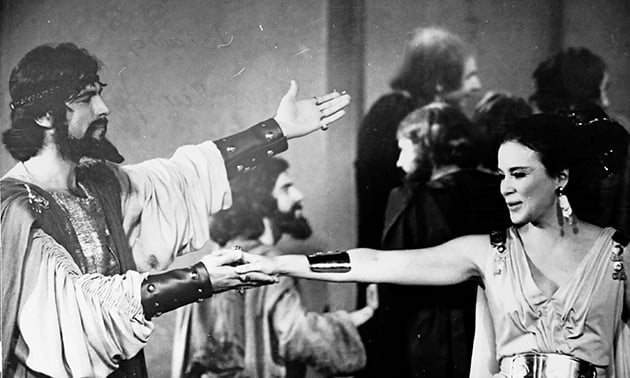 ΣΤΗΝ ΣΚΗΝΗ • Με την Τζένη Καρέζη