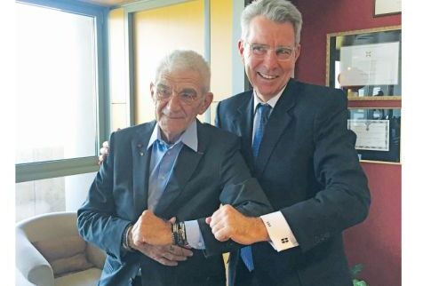 Τα μανικετόκουμπα του πρέσβη και τα βραχιολάκια του Μπουτάρη