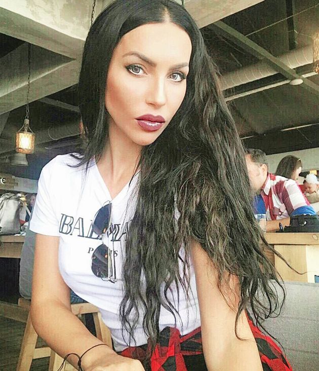 Η Ζέτα Θεοδωροπούλου με μακριά μαλλιά