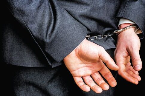 Χειροπέδες σε αντιδήμαρχο που ήταν σκνίπα και έβρισε αστυνομικούς