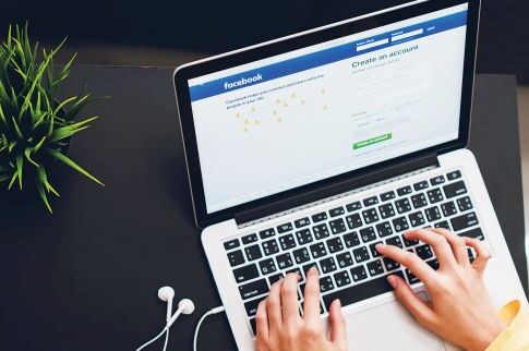 Σήμα κινδύνου για απάτες μέσω facebook