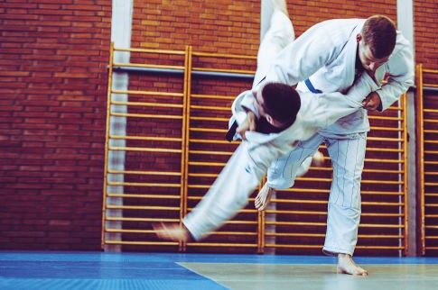 Μαθήματα αυτοάμυνας σε εφοριακούς για να μην τρώνε ξύλο!