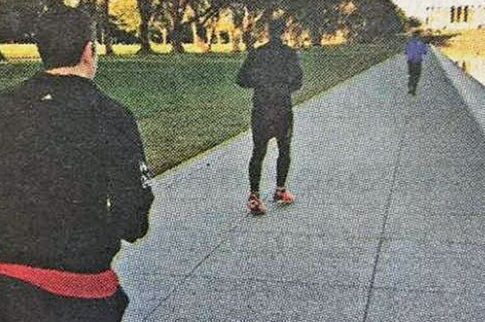 Για τζόκινγκ στο πάρκο Λίνκολν με σορτσάκι και μπλε αθλητικά