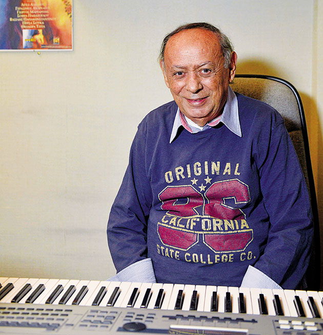 ΣΤΟ ΑΡΜΟΝΙΟ • Ο Τάκης Σούκας ποζάρει στον φακό της «Espresso»